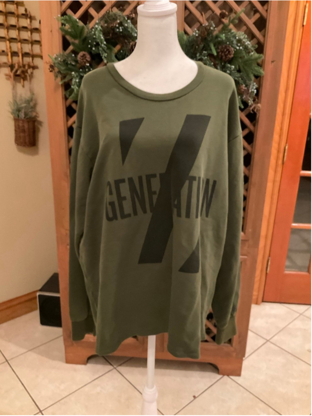 DAYA by Zendaya Generation Graphic Sweatshirt M/L Green